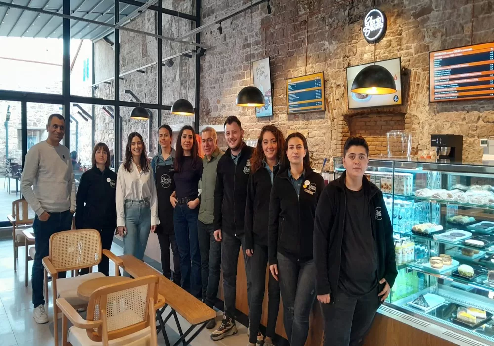Ayvalık`ta Gloria Jeans Cafe açıldı