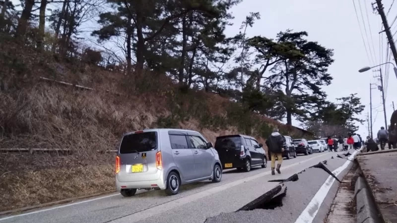 Japonya tsunami uyarısının seviyesini düşürdü ancak evlere girilmemesi çağrısı sürüyor