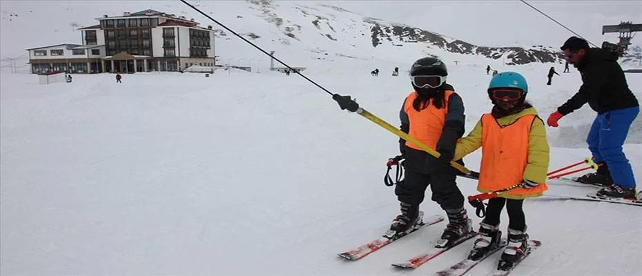Kayak merkezlerinde en fazla kar kalınlığı 182 santimetreyle Hakkari'de ölçüldü