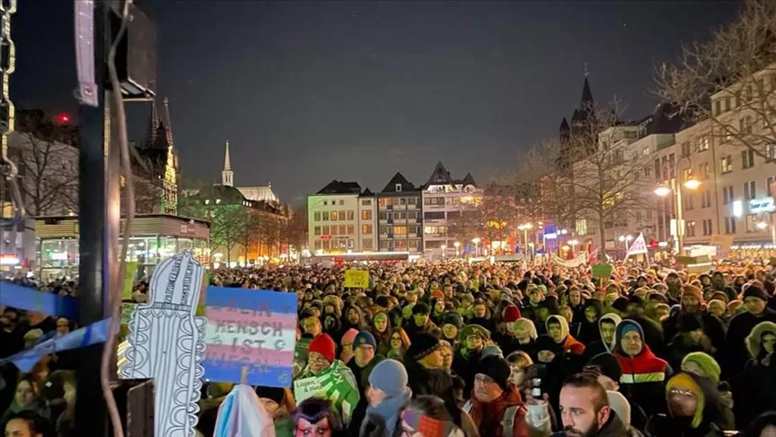 Köln'de binlerce kişi aşırı sağa karşı gösteri yaptı