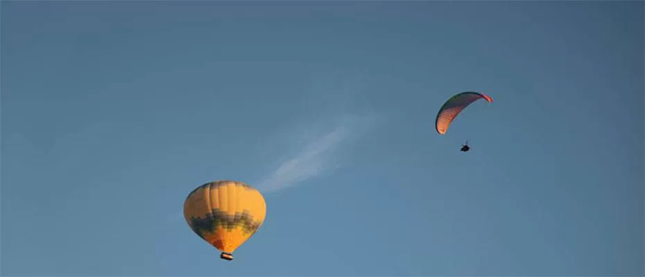 Pamukkale'de paraşütçüler, sıcak hava balonundan atladı