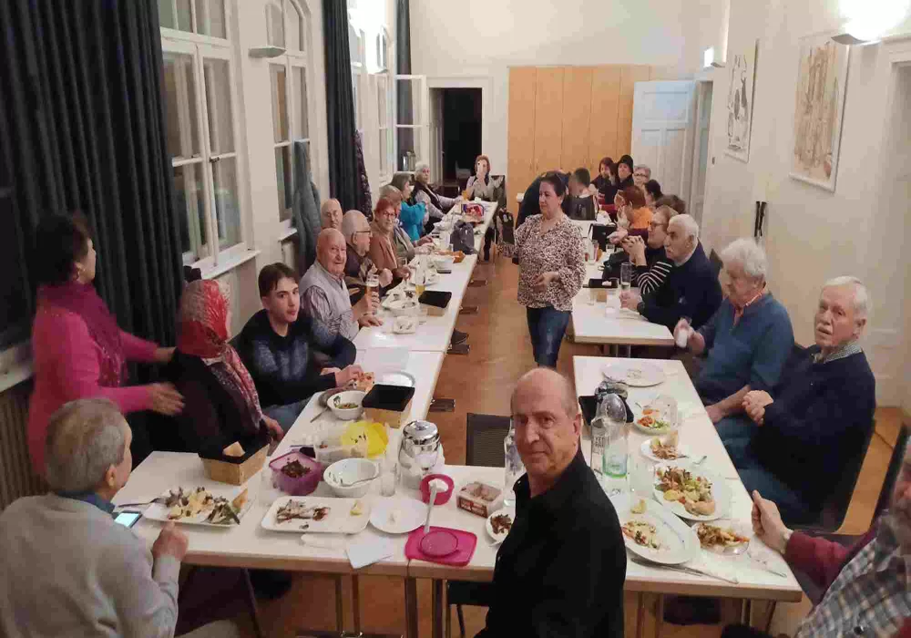 Emekliler her hafta buluşup eski günleri yad ediyorlar