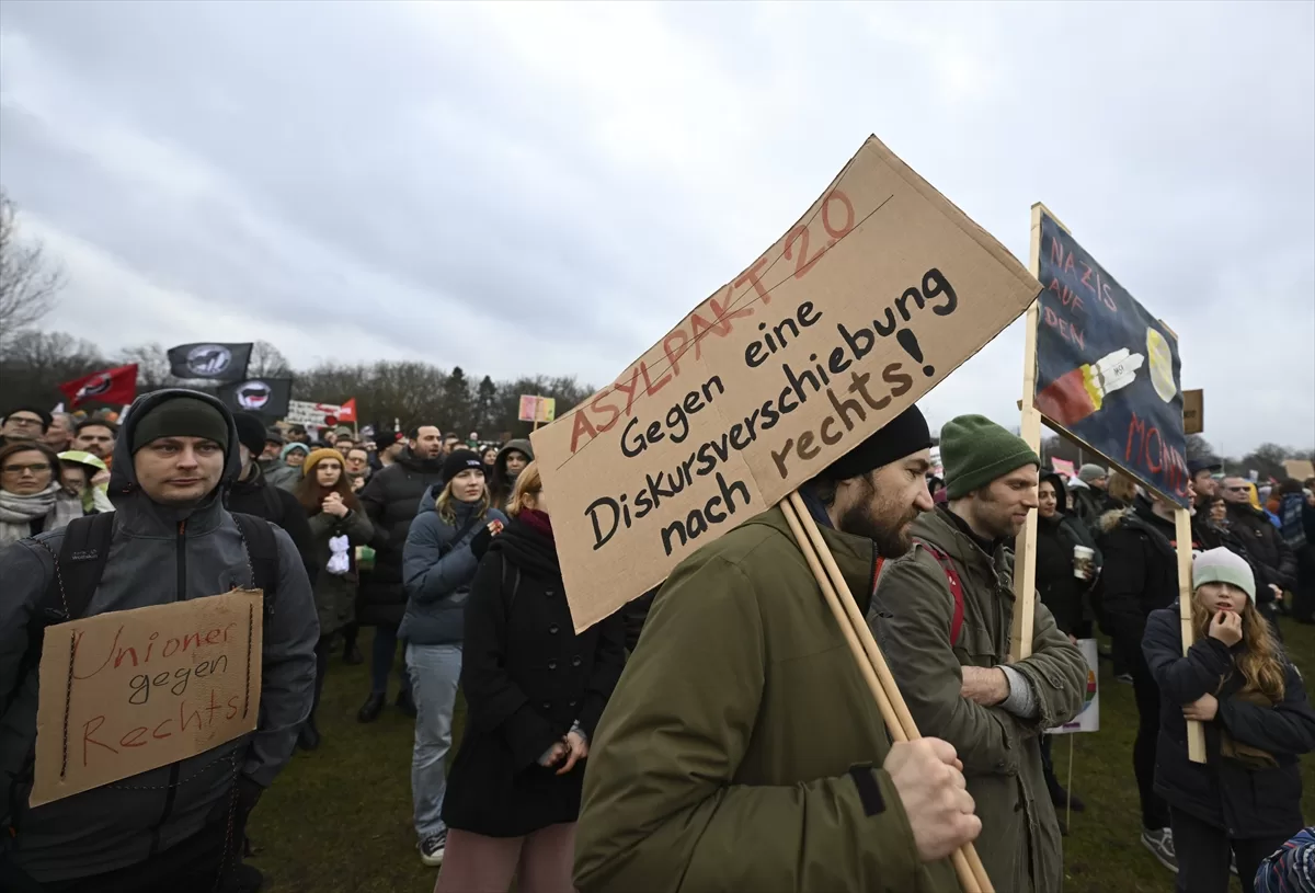 Yüz binlerce kişi aşırı sağa karşı gösteri yaptı