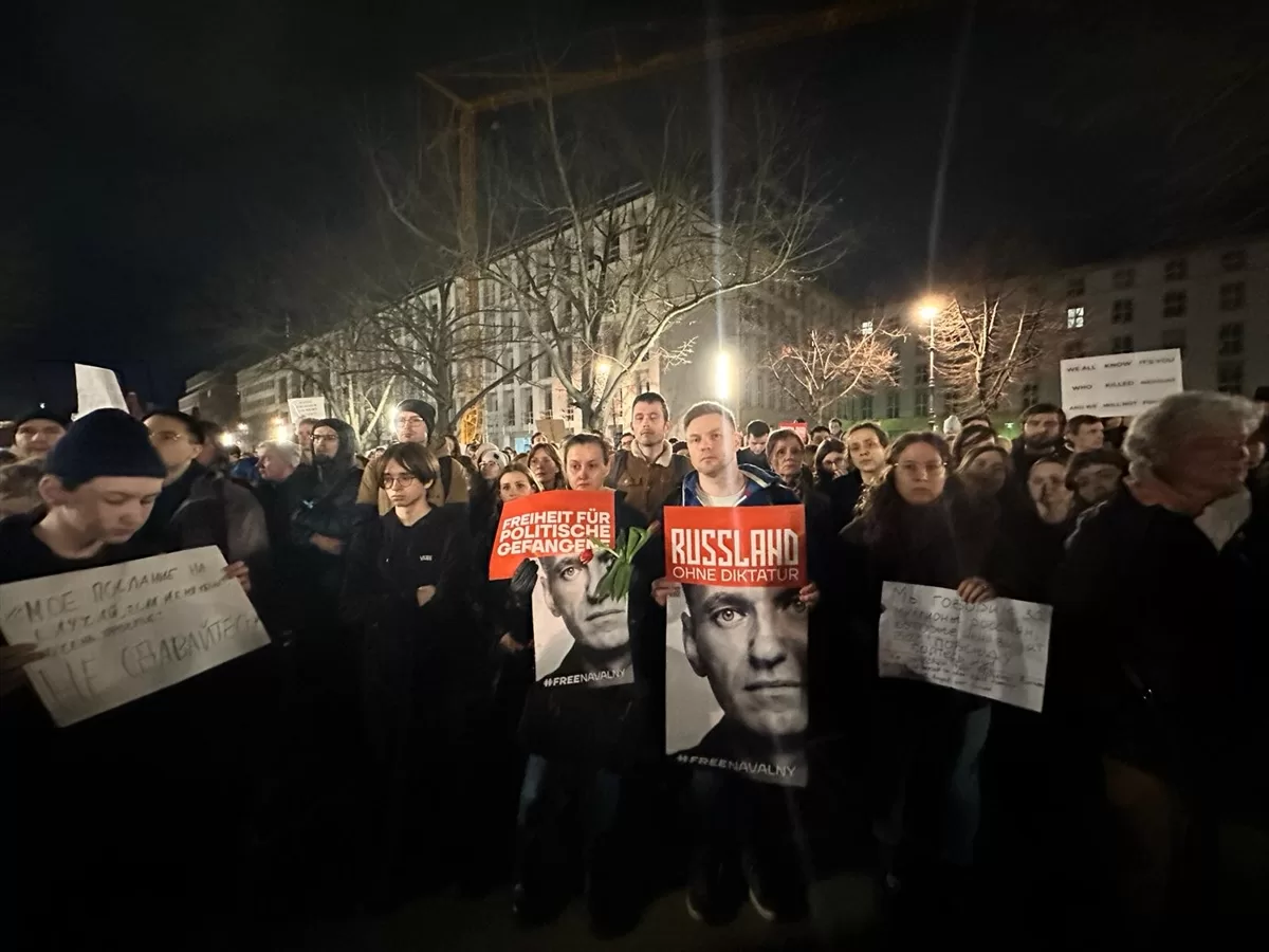 Aleksey Navalnıy, Berlin’deki Rus Büyükelçiliği önünde anıldı