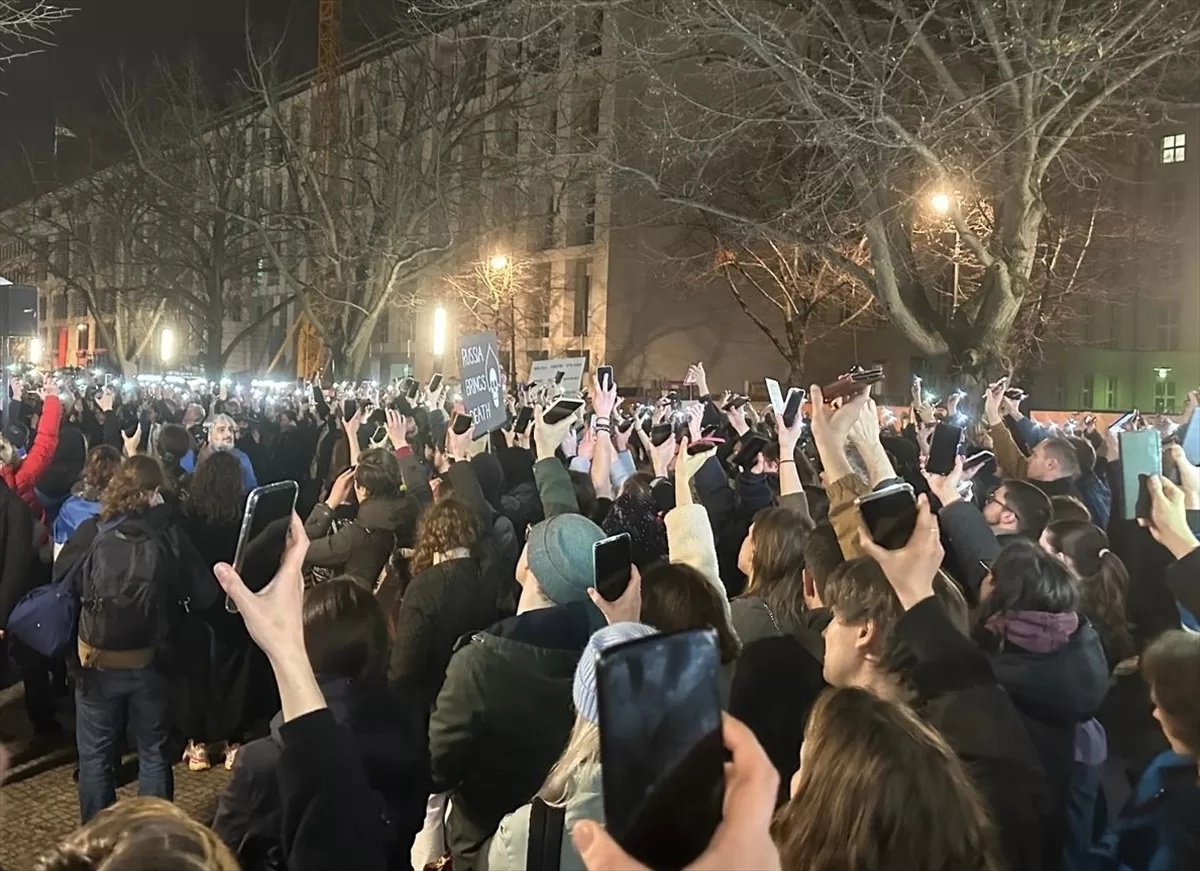 Aleksey Navalnıy, Berlin’deki Rus Büyükelçiliği önünde anıldı