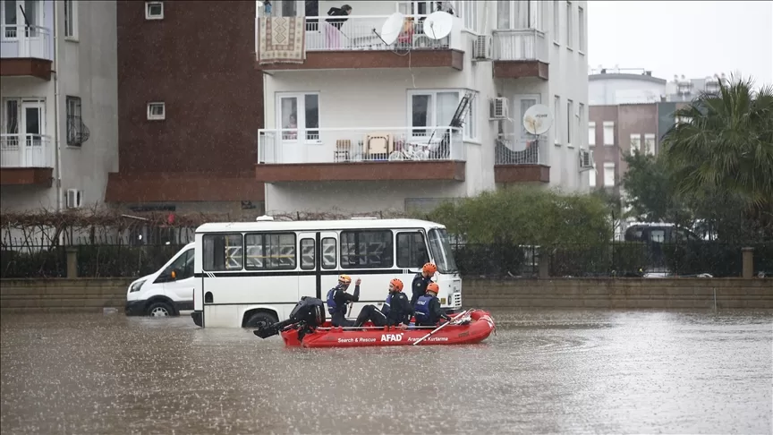 Antalya'da şiddetli yağış yaşamı olumsuz etkiledi