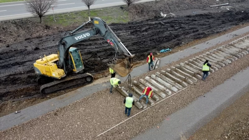 Depremin şiddetiyle hasar gören tren rayları onarılıyor