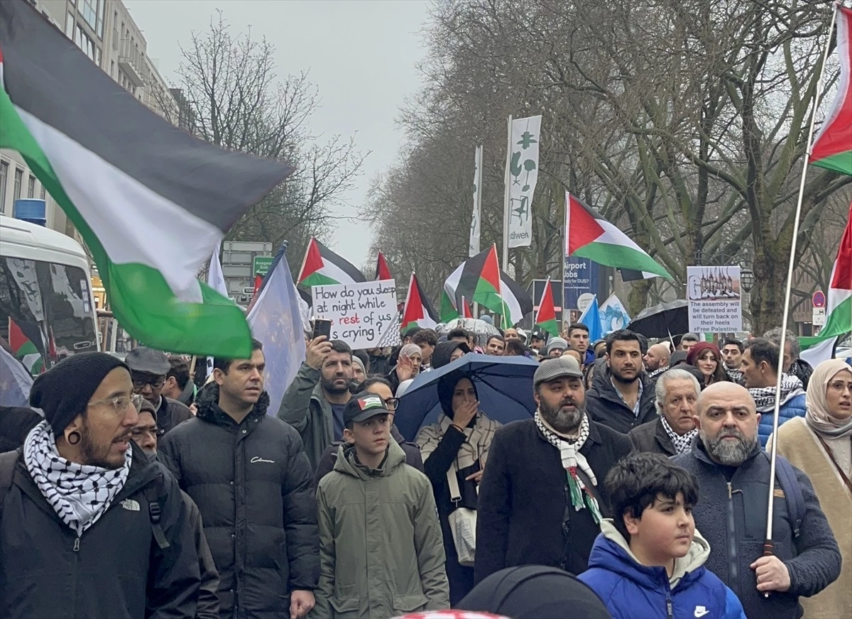 Düsseldorf’ta Filistin’e Destek Yürüyüşü Düzenlendi