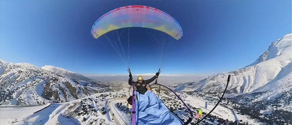 Erzincan'da yamaç paraşütü pilotları paramotora çift katlı ranza entegre edip uçtu