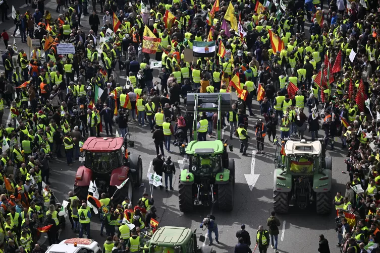 Çiftçiler, Madrid'de traktörleriyle yolları kapattı