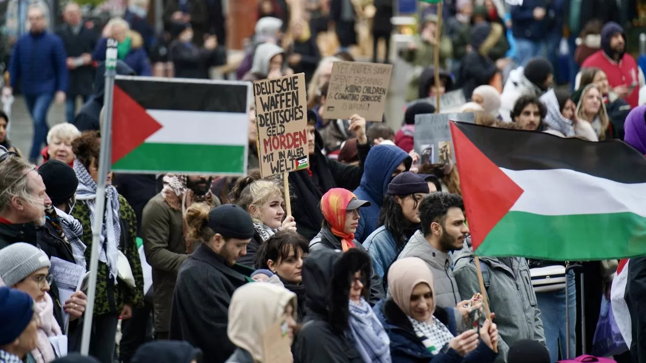 Köln`de Filistin'e destek mitingi düzenlendi