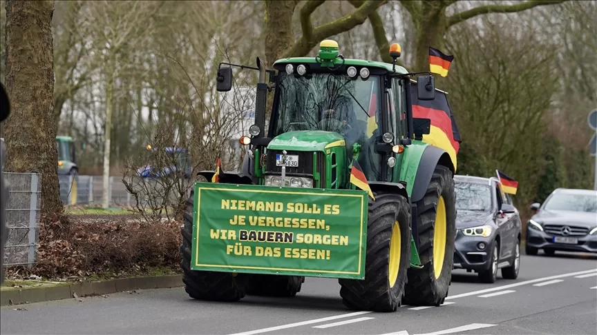 Düsseldorf`da çiftçiler hükümeti protesto etti