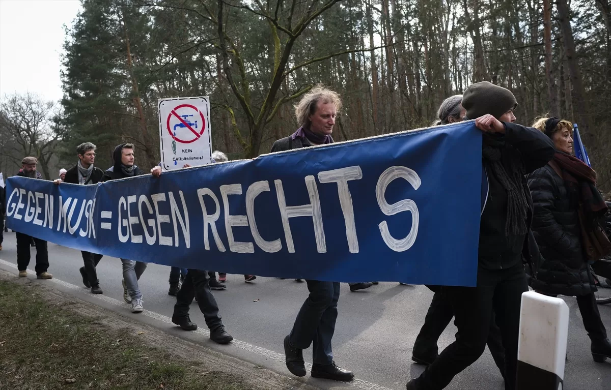 Almanya'da Tesla'nın giga fabrikasının genişleme planı protesto edildi