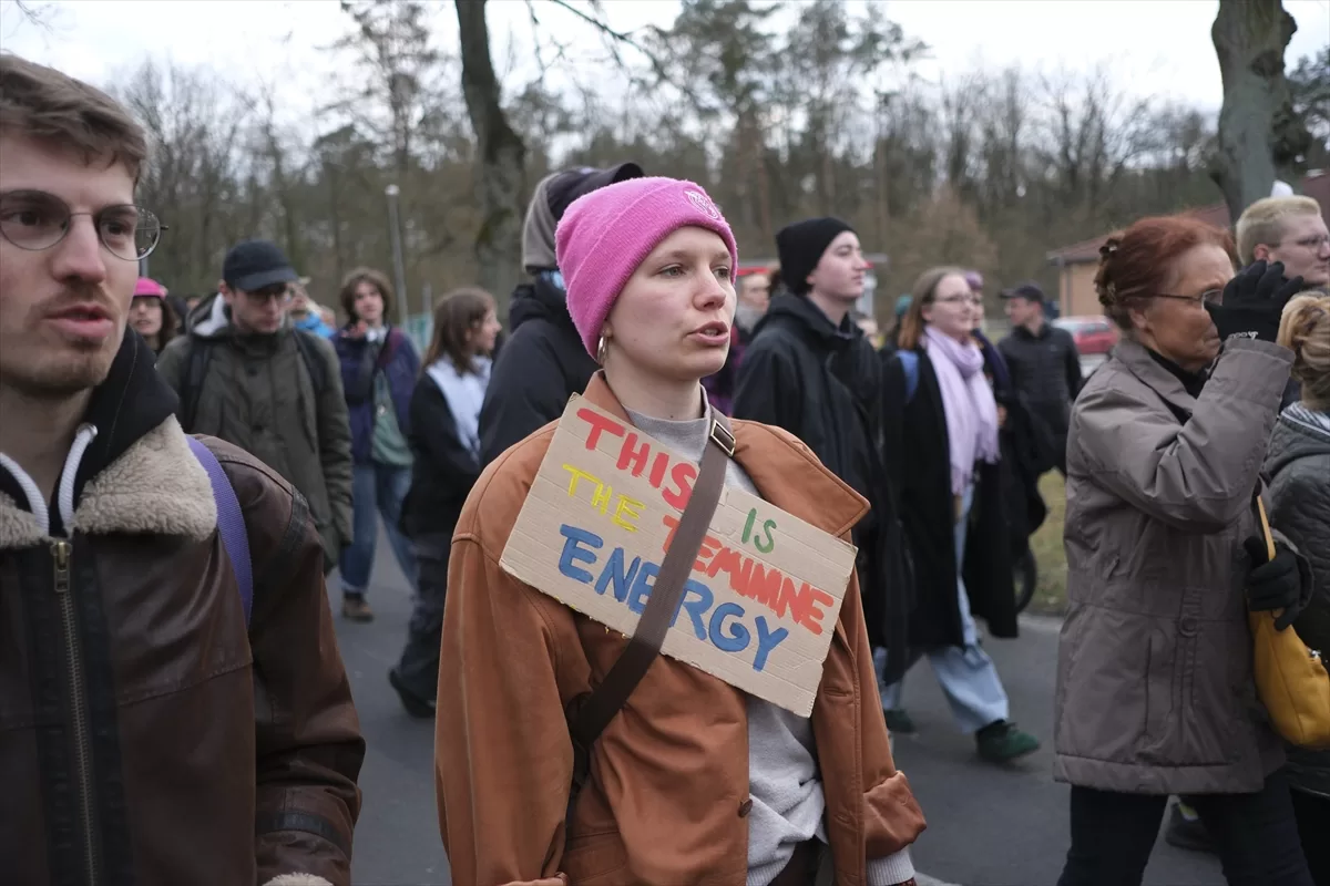 Almanya'da Tesla'nın giga fabrikasının genişleme planı protesto edildi