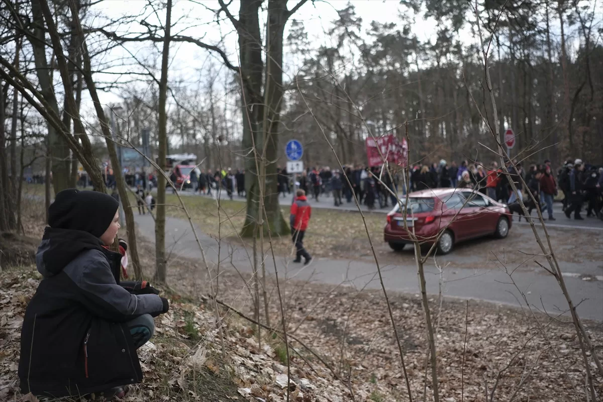 Almanya'da Tesla'nın giga fabrikasının genişleme planı protesto edildi