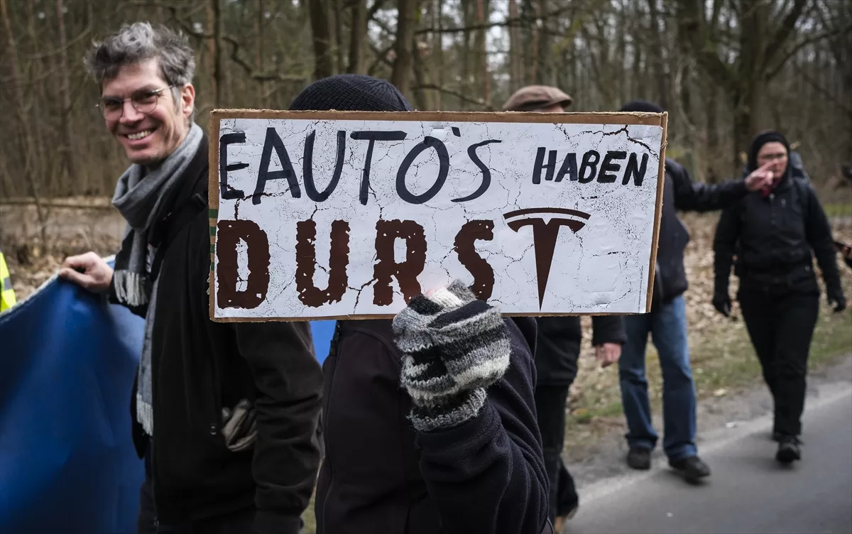 Almanya'da Tesla'nın giga fabrikasının genişleme planı protesto edildi