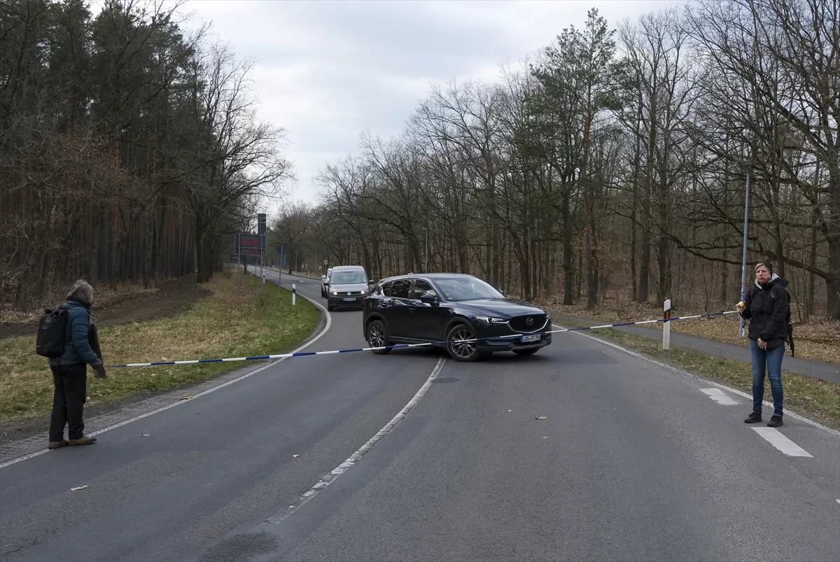 Almanya'da Tesla'nın giga fabrikasının genişleme planı protesto edildi