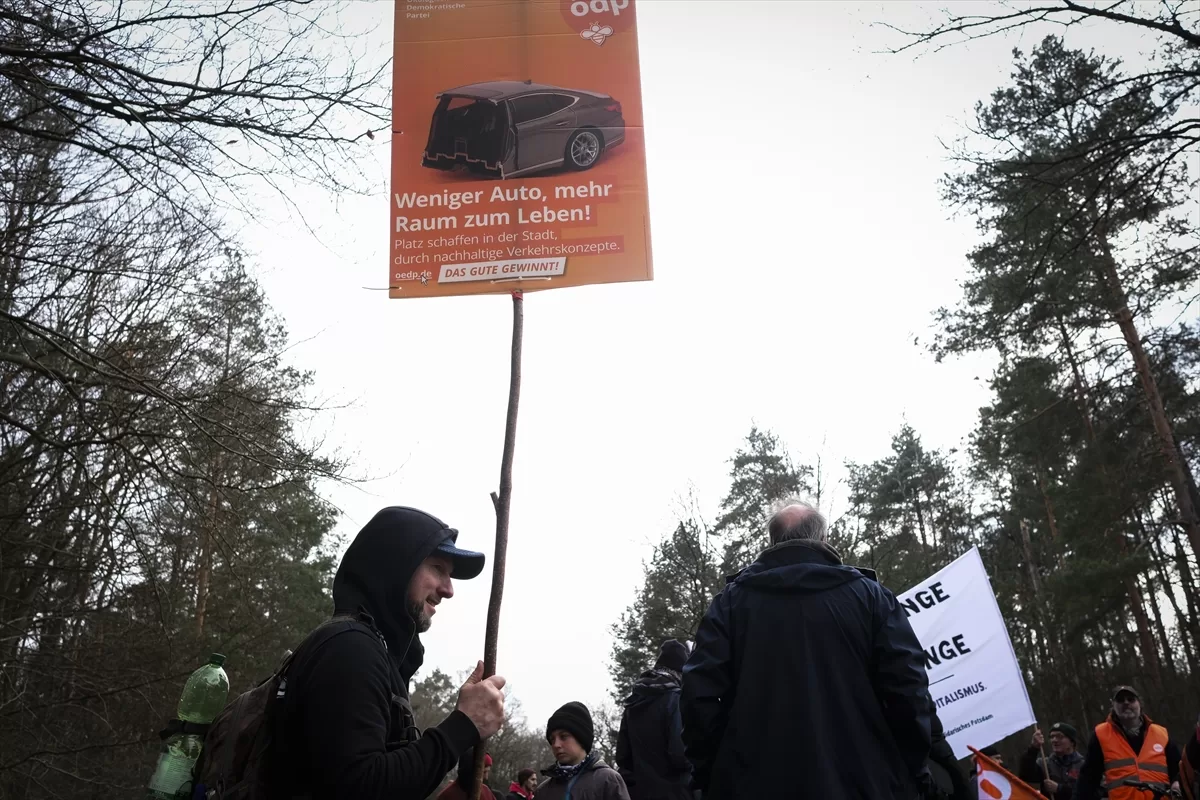 Almanya'da Tesla'nın giga fabrikasının genişleme planı protesto edildi