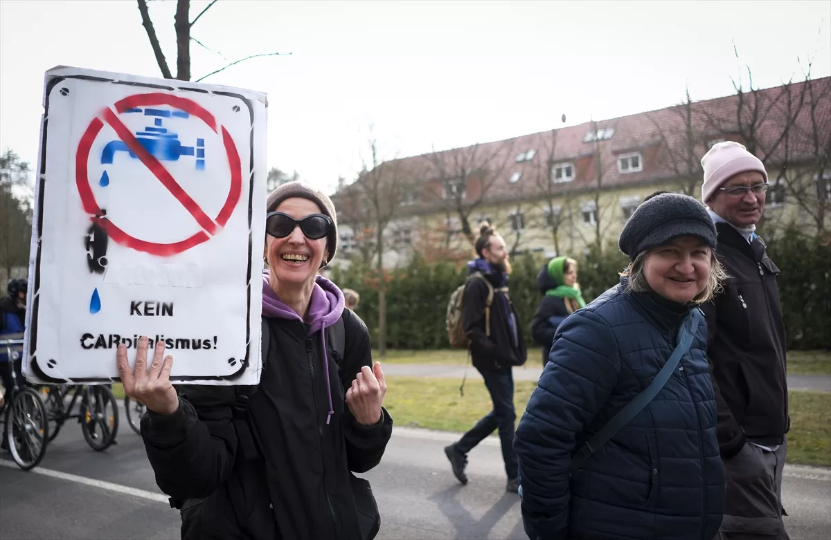 Almanya'da Tesla'nın giga fabrikasının genişleme planı protesto edildi