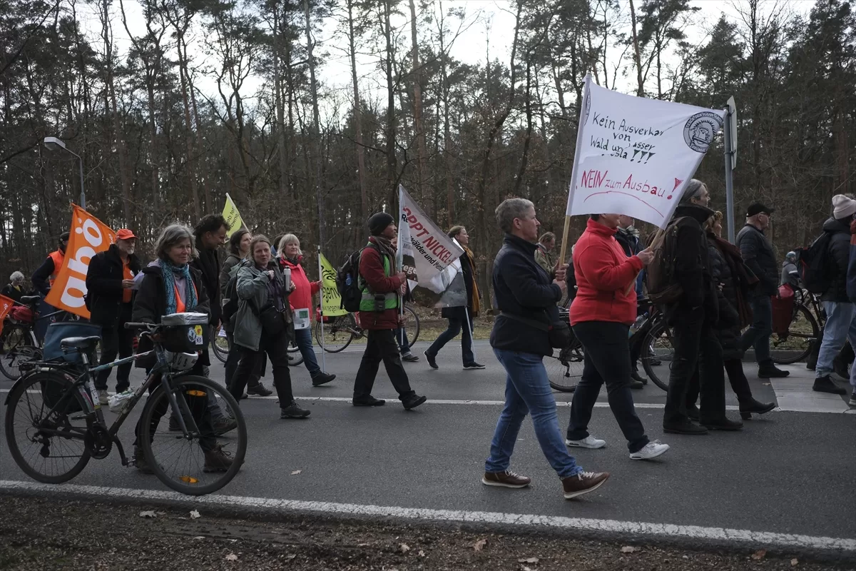 Almanya'da Tesla'nın giga fabrikasının genişleme planı protesto edildi