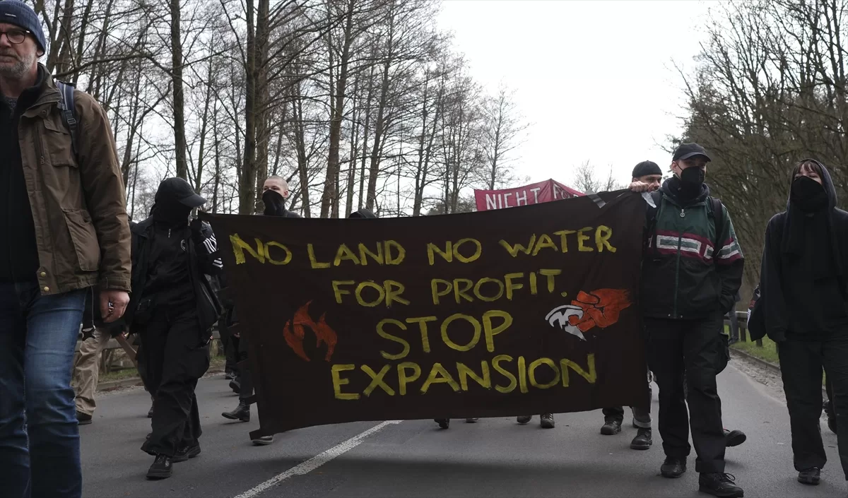 Almanya'da Tesla'nın giga fabrikasının genişleme planı protesto edildi