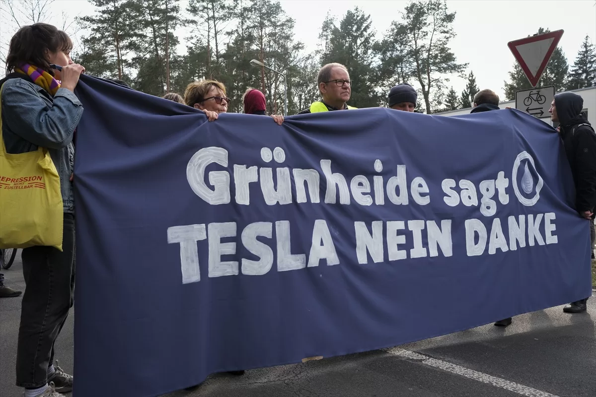 Almanya'da Tesla'nın giga fabrikasının genişleme planı protesto edildi