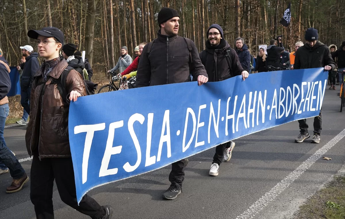 Almanya'da Tesla'nın giga fabrikasının genişleme planı protesto edildi