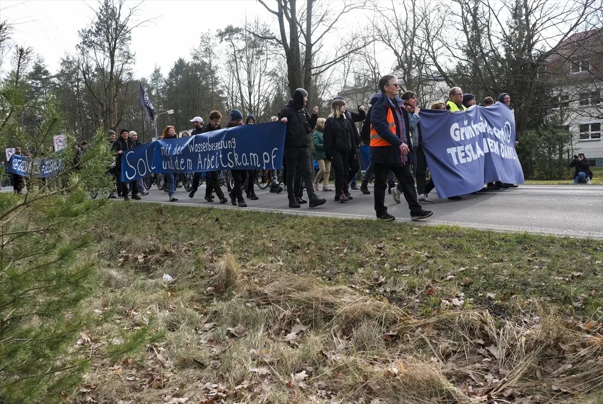 Almanya'da Tesla'nın giga fabrikasının genişleme planı protesto edildi