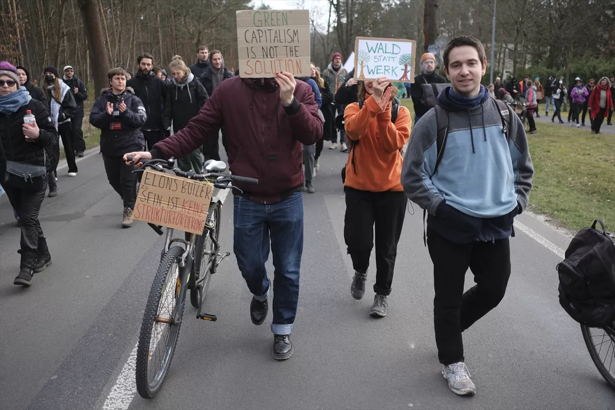 Almanya'da Tesla'nın giga fabrikasının genişleme planı protesto edildi