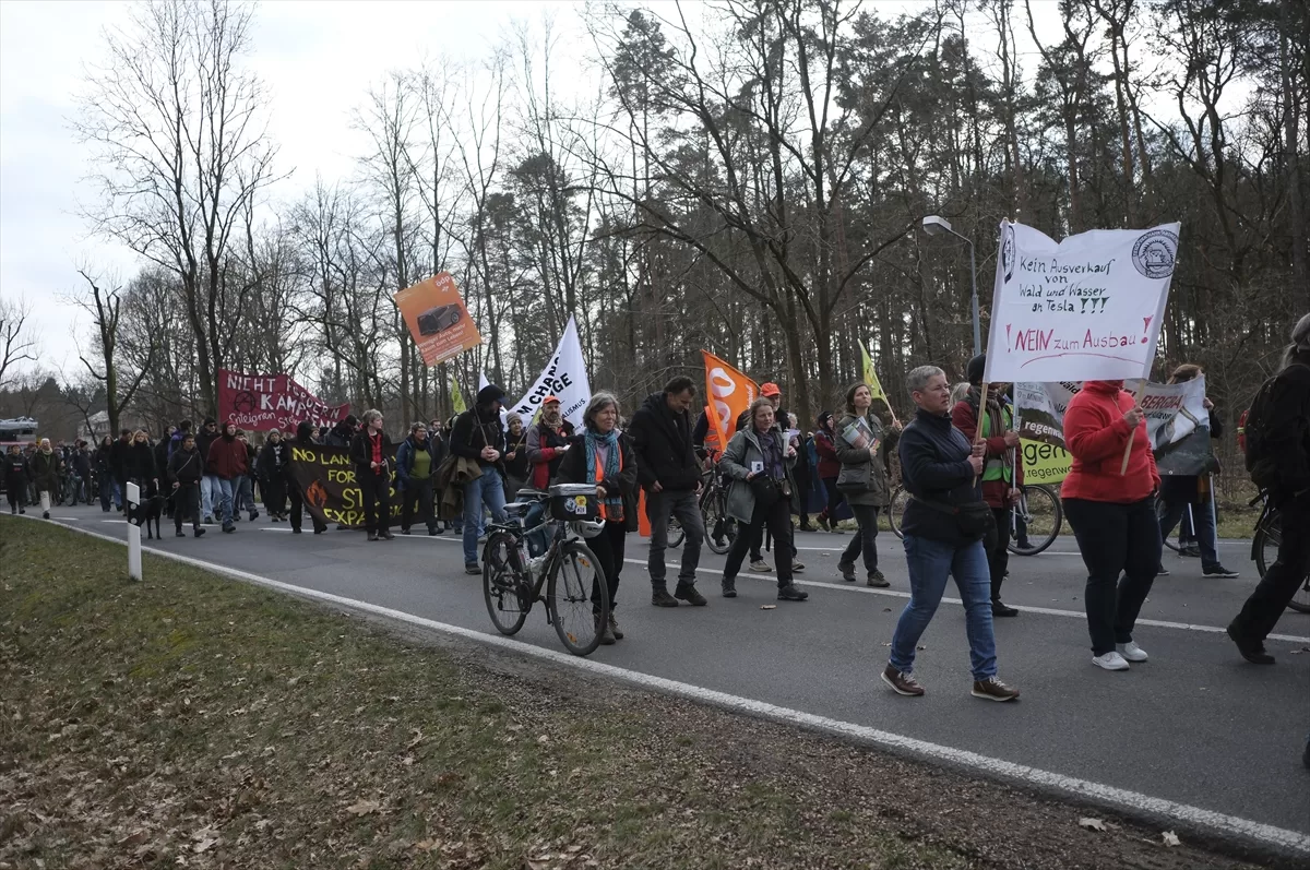 Almanya'da Tesla'nın giga fabrikasının genişleme planı protesto edildi