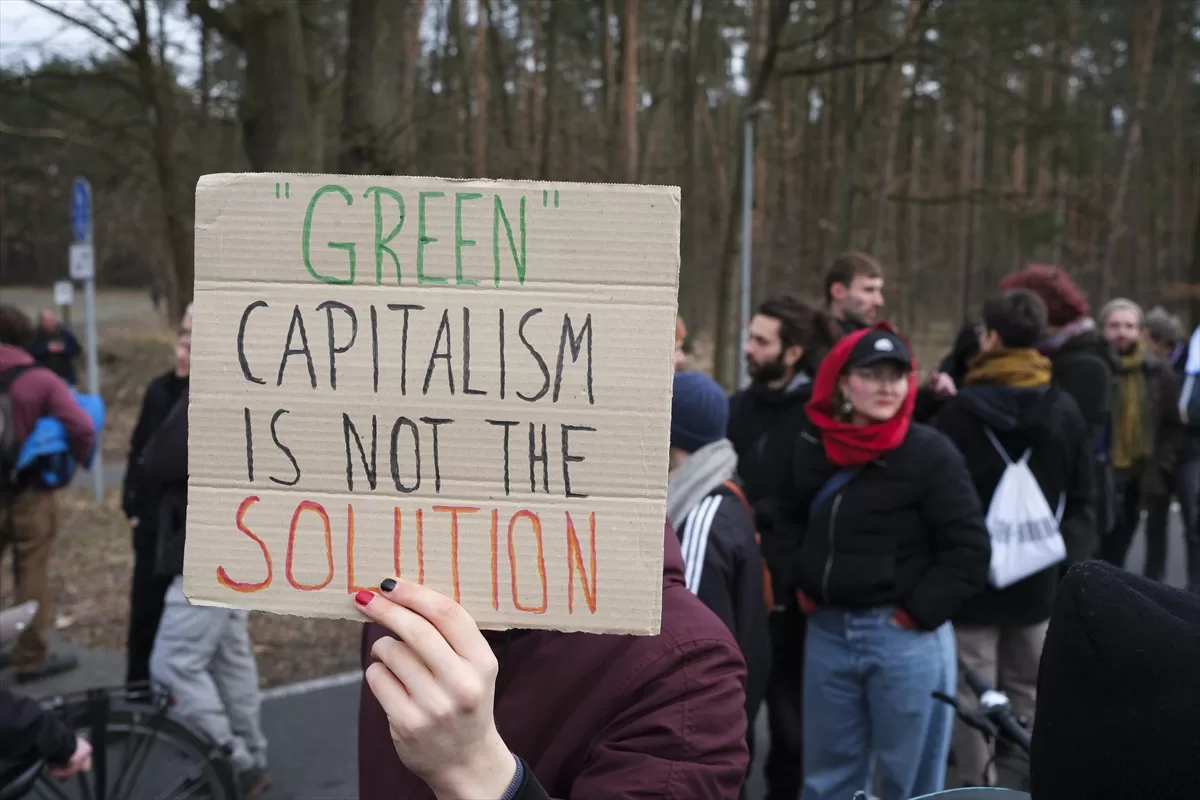 Almanya'da Tesla'nın giga fabrikasının genişleme planı protesto edildi