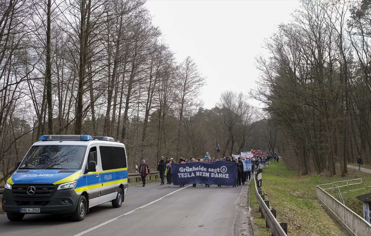 Almanya'da Tesla'nın giga fabrikasının genişleme planı protesto edildi