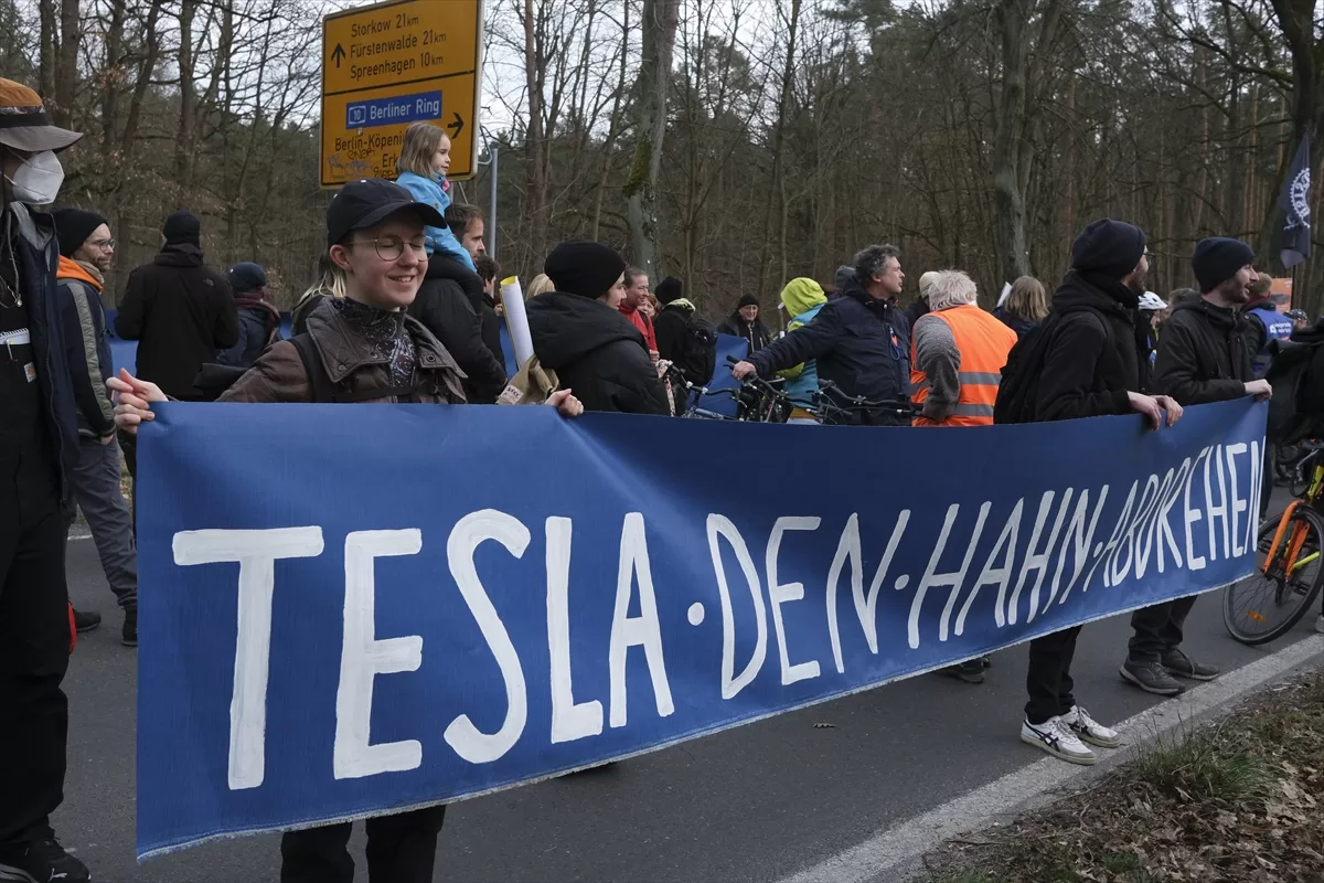 Almanya'da Tesla'nın giga fabrikasının genişleme planı protesto edildi