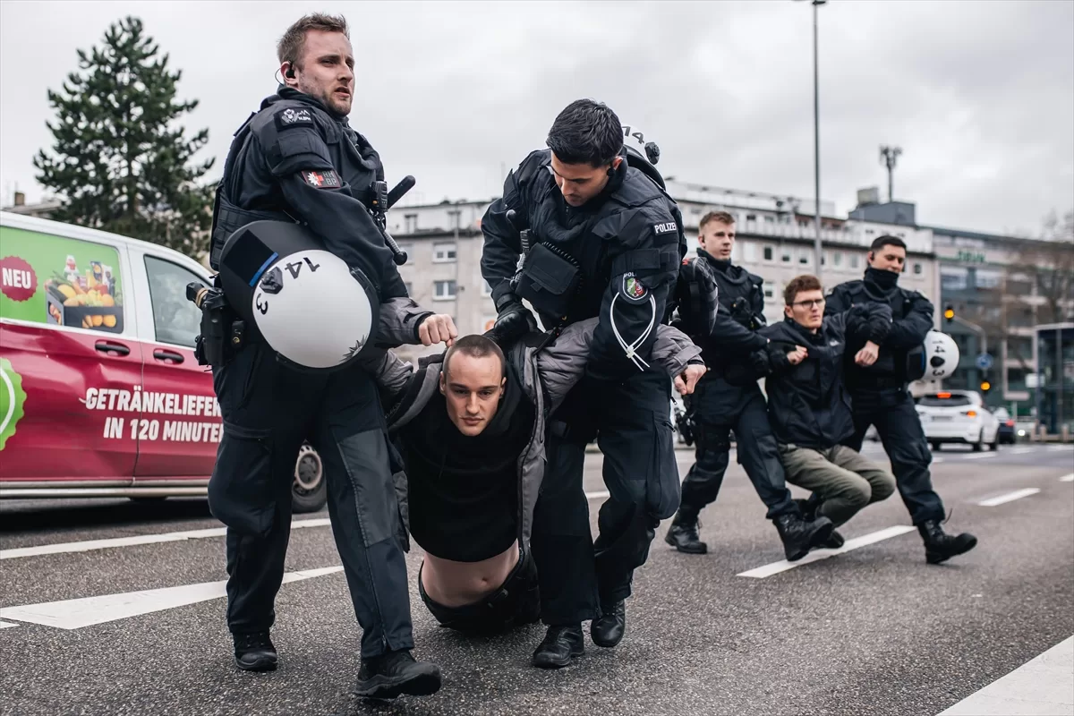 Almanya'nın birçok şehrinde iklim aktivistleri gösteri yaptı