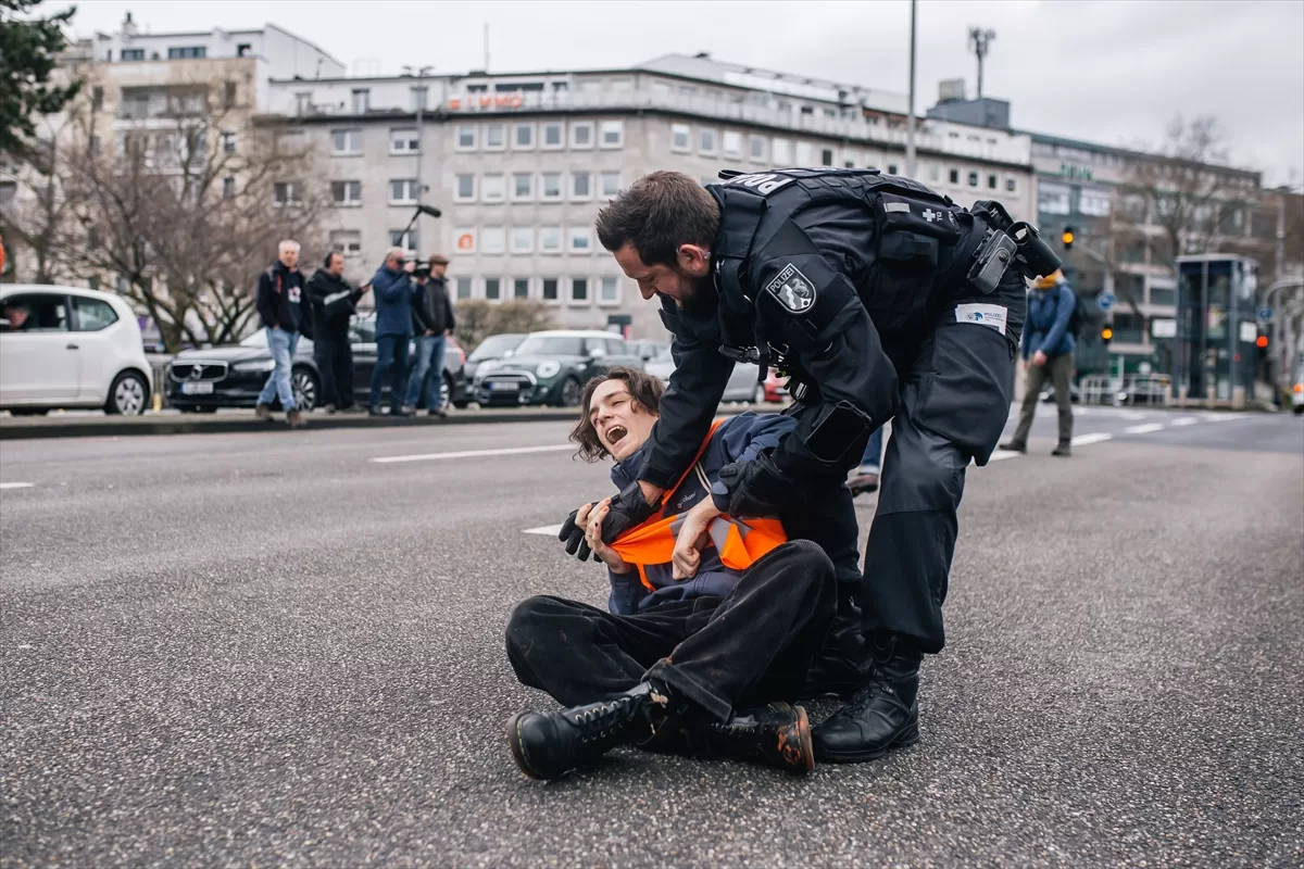 Almanya'nın birçok şehrinde iklim aktivistleri gösteri yaptı