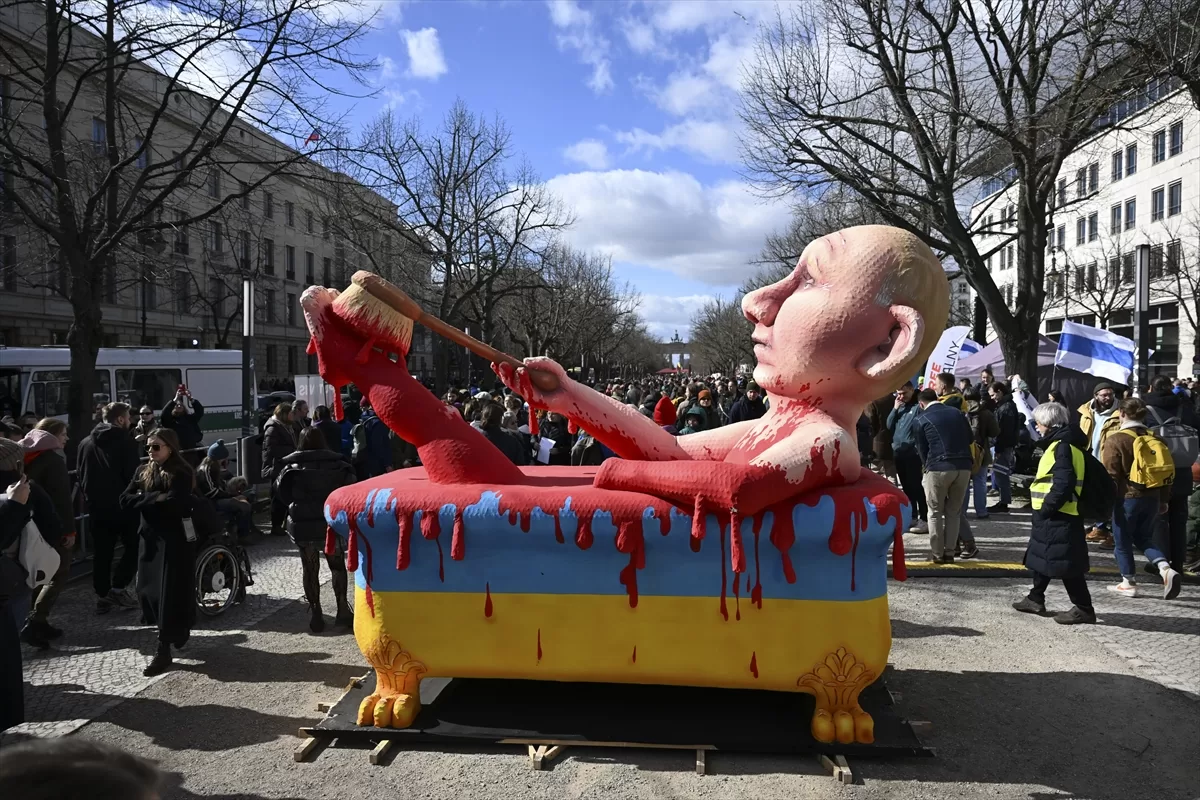 Putin, Berlin`de protesto edildi