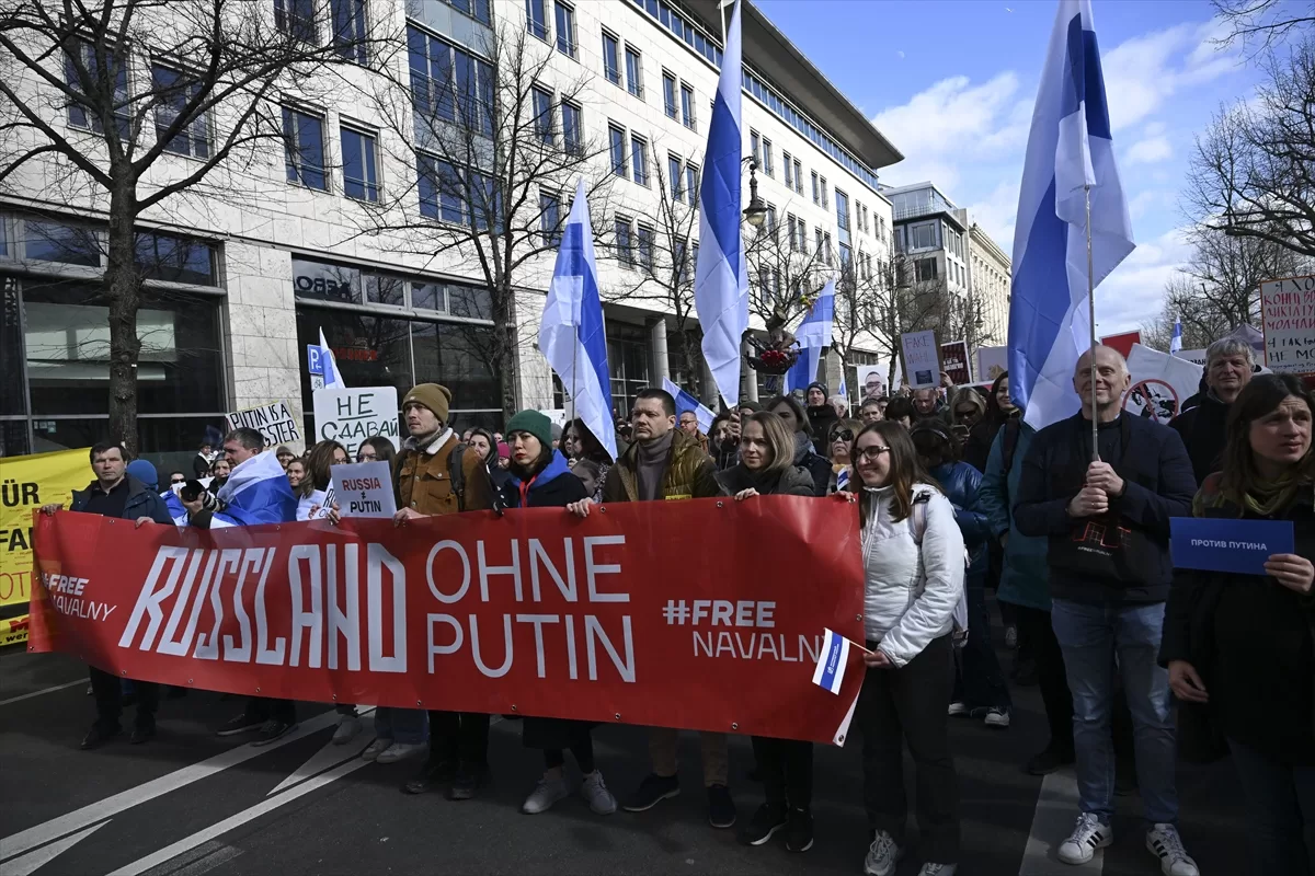 Putin, Berlin`de protesto edildi