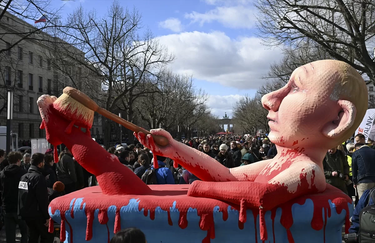 Putin, Berlin`de protesto edildi