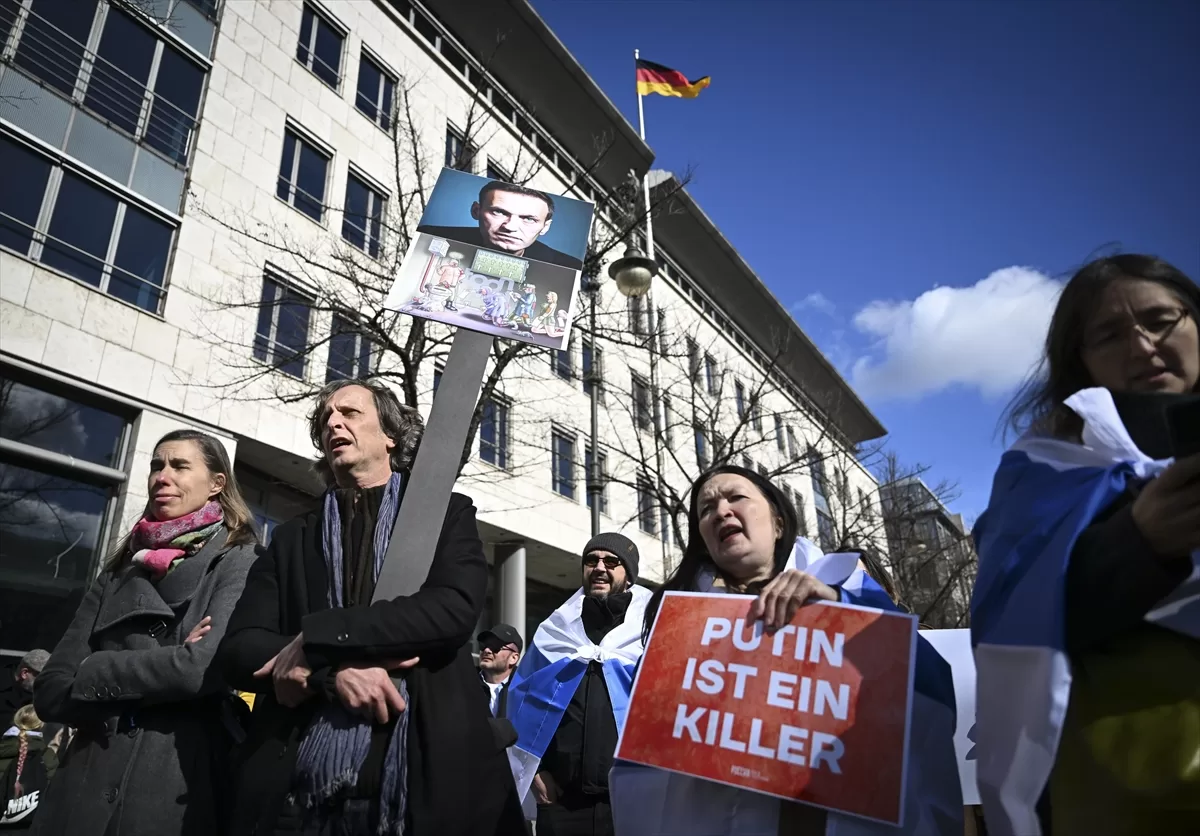 Putin, Berlin`de protesto edildi