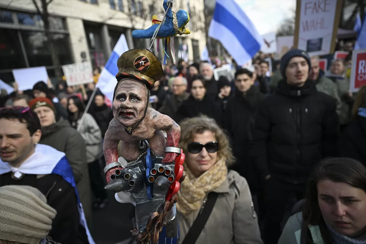 Putin, Berlin`de protesto edildi