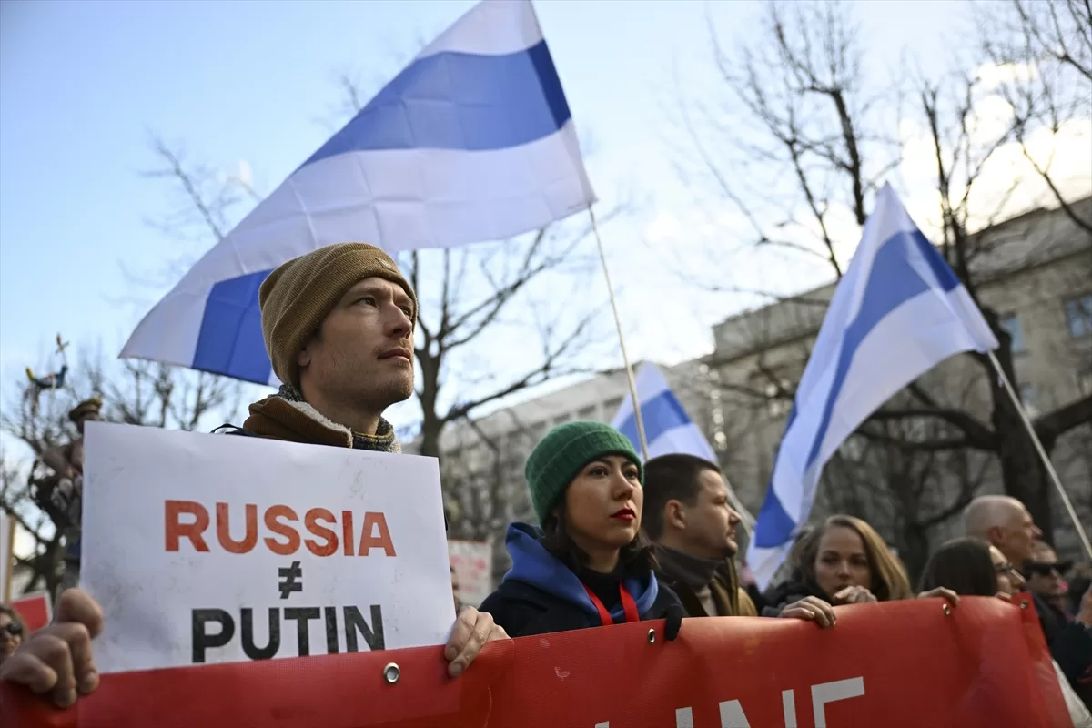 Putin, Berlin`de protesto edildi