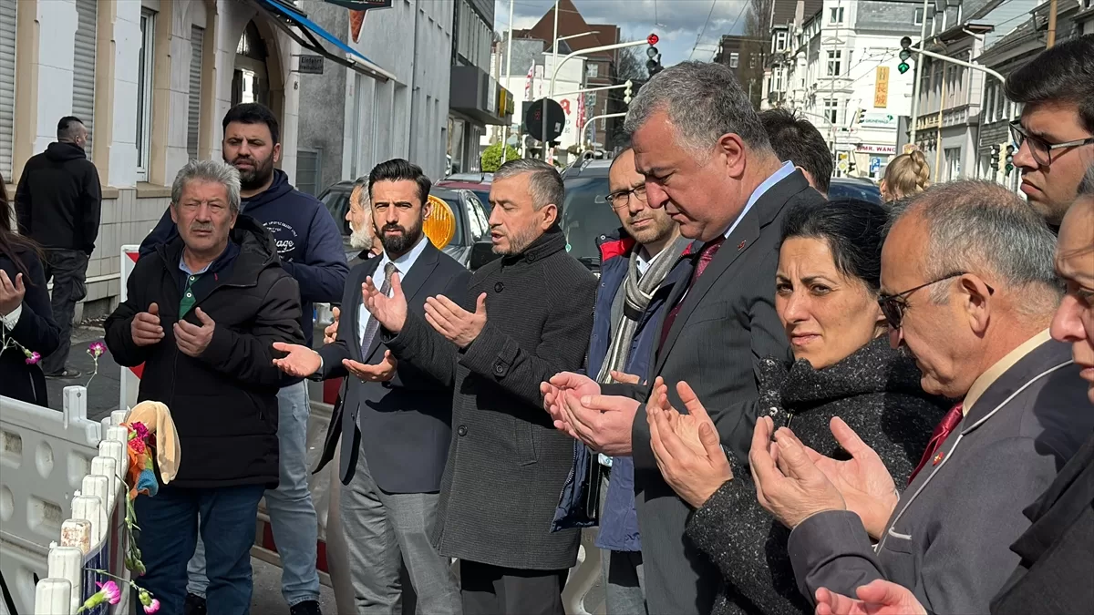 Büyükelçi Şen, Solingen'de yaşamını yitirenlerin yakınlarını ve yaralıları ziyaret etti