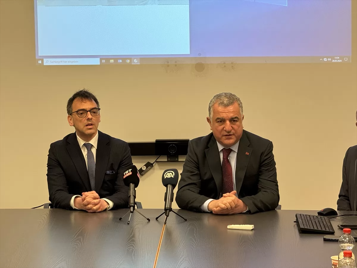 Büyükelçi Şen, Solingen'de yaşamını yitirenlerin yakınlarını ve yaralıları ziyaret etti