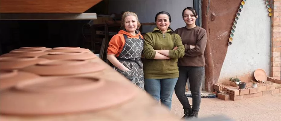 Avanoslu kadın çanak ustaları çamura şekil veriyor