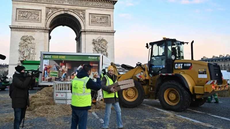Çiftçiler traktörleriyle Paris’e indi: 66 gözaltı