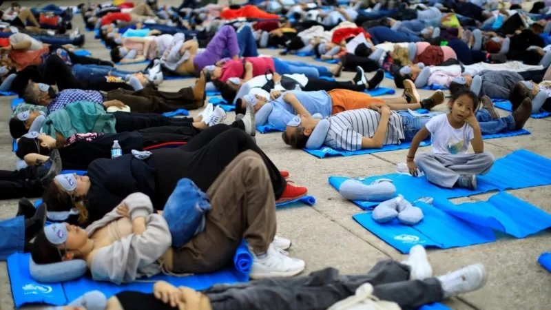Dünya Uyku Günü Meksika'nın başkentinde sokakta uyuyarak kutlandı