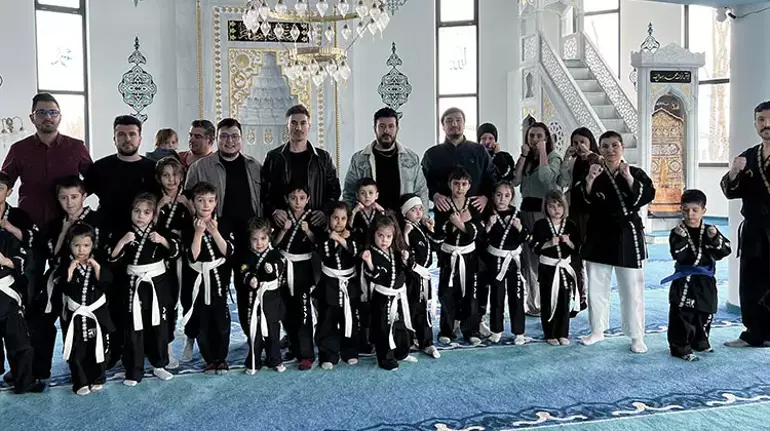 Camilerde gençlere ücretsiz ‘Bagatur’ dersleri veriyor