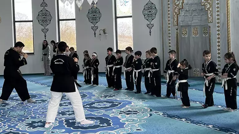 Camilerde gençlere ücretsiz ‘Bagatur’ dersleri veriyor