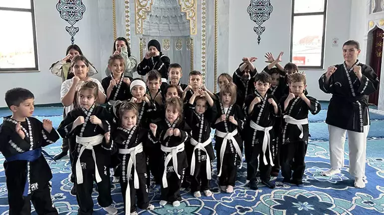 Camilerde gençlere ücretsiz ‘Bagatur’ dersleri veriyor