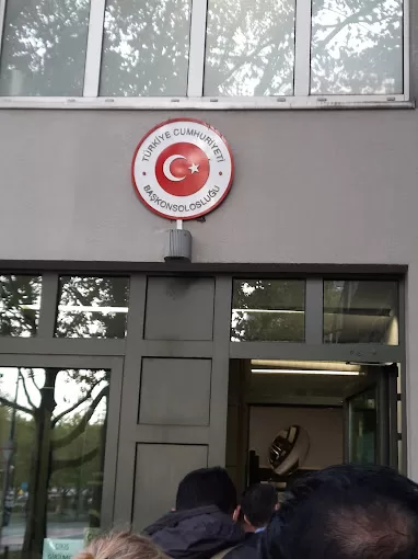 PKK yandaşları Türkiye'nin Hannover Başkonsolosluğuna saldırdı
